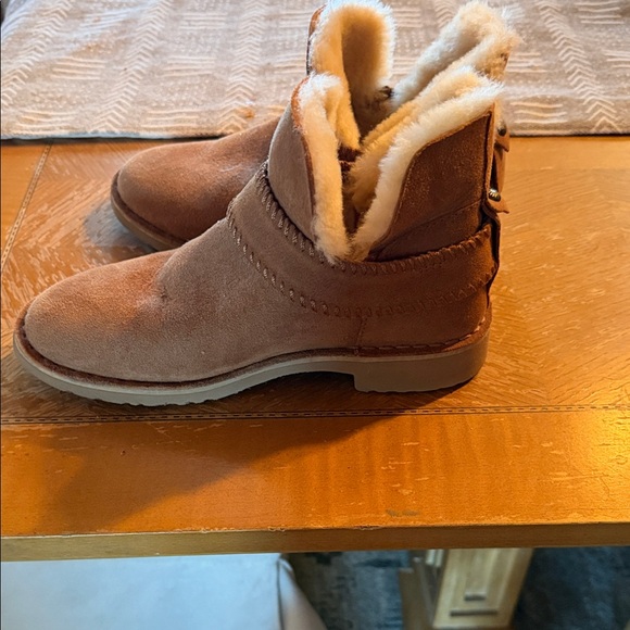 UGG Tan Women’s Ankle Booties with Shearling Lining Size 6 - Picture 1 of 7